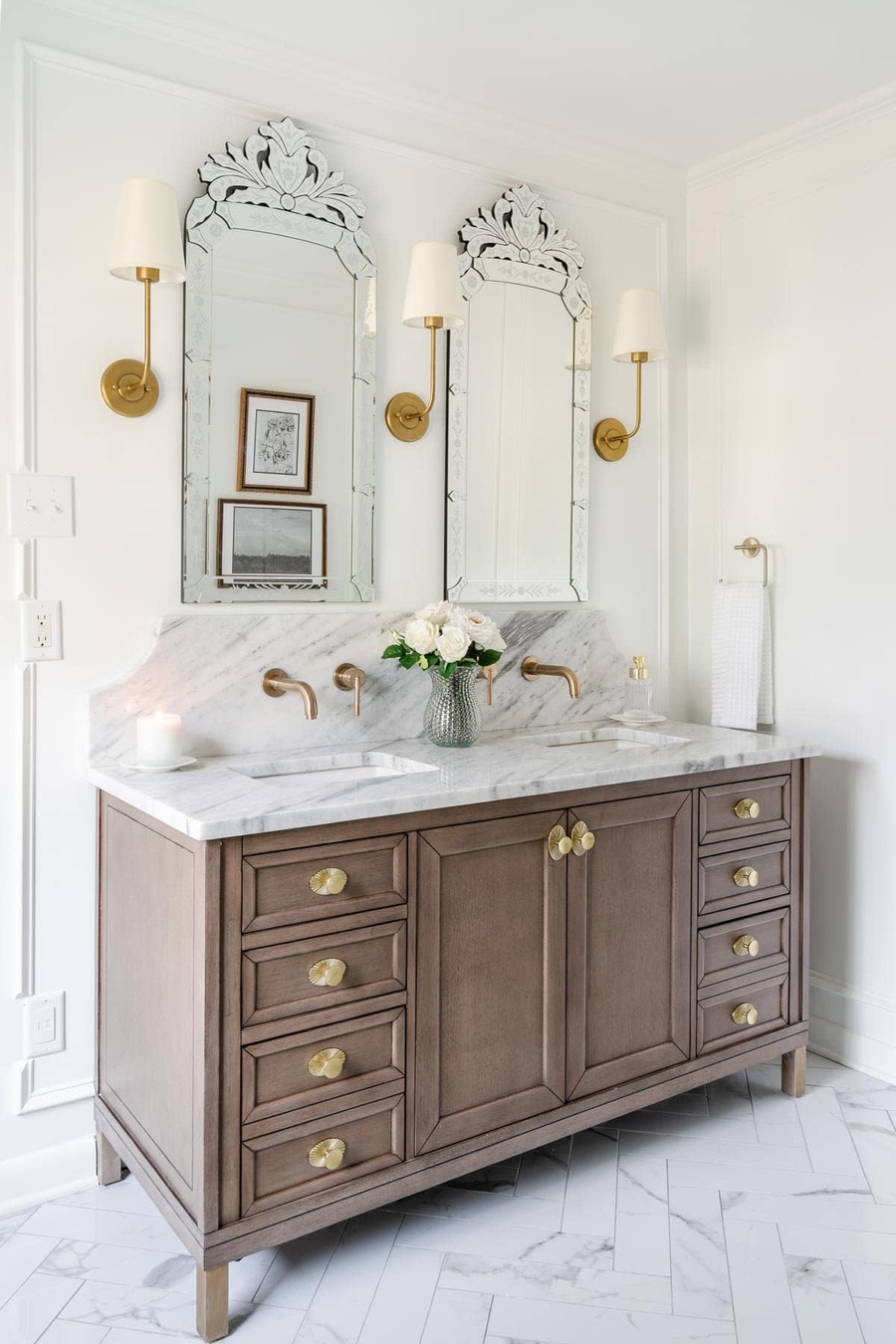 Gương ốp viền bọc bạc kiểu dáng cổ điển sang trọng rất phù hợp để decor phòng tắm Vintage